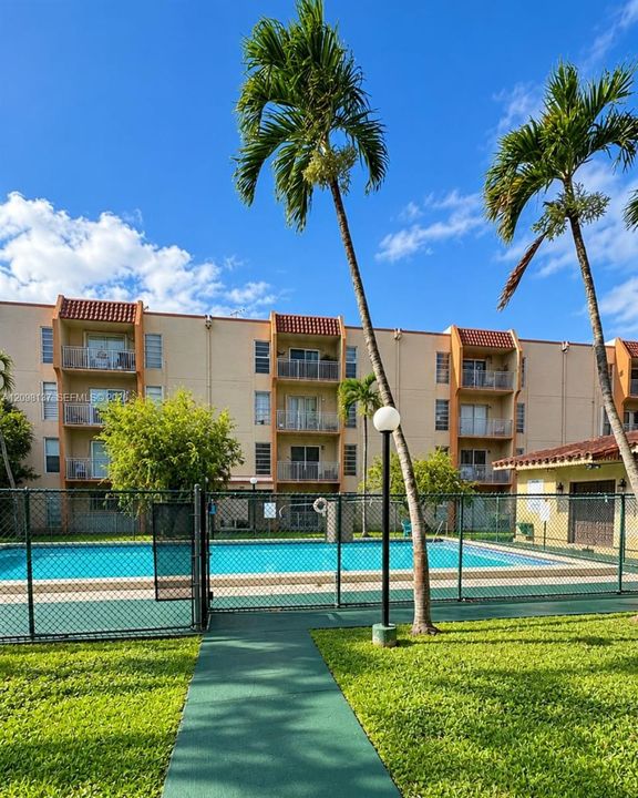 For Sale: $239,900 (2 beds, 2 baths, 782 Square Feet)