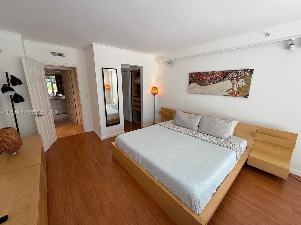 For Sale: $690,000 (2 beds, 2 baths, 1081 Square Feet)