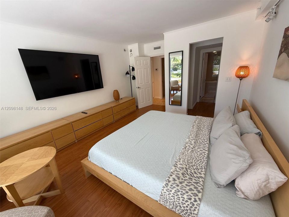 For Sale: $690,000 (2 beds, 2 baths, 1081 Square Feet)