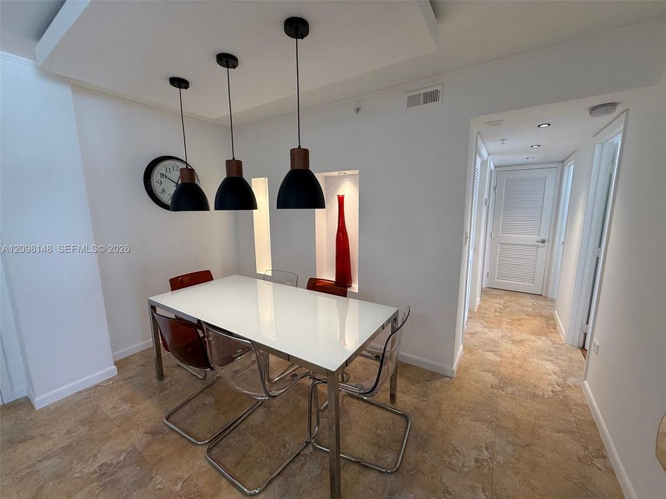 For Sale: $690,000 (2 beds, 2 baths, 1081 Square Feet)
