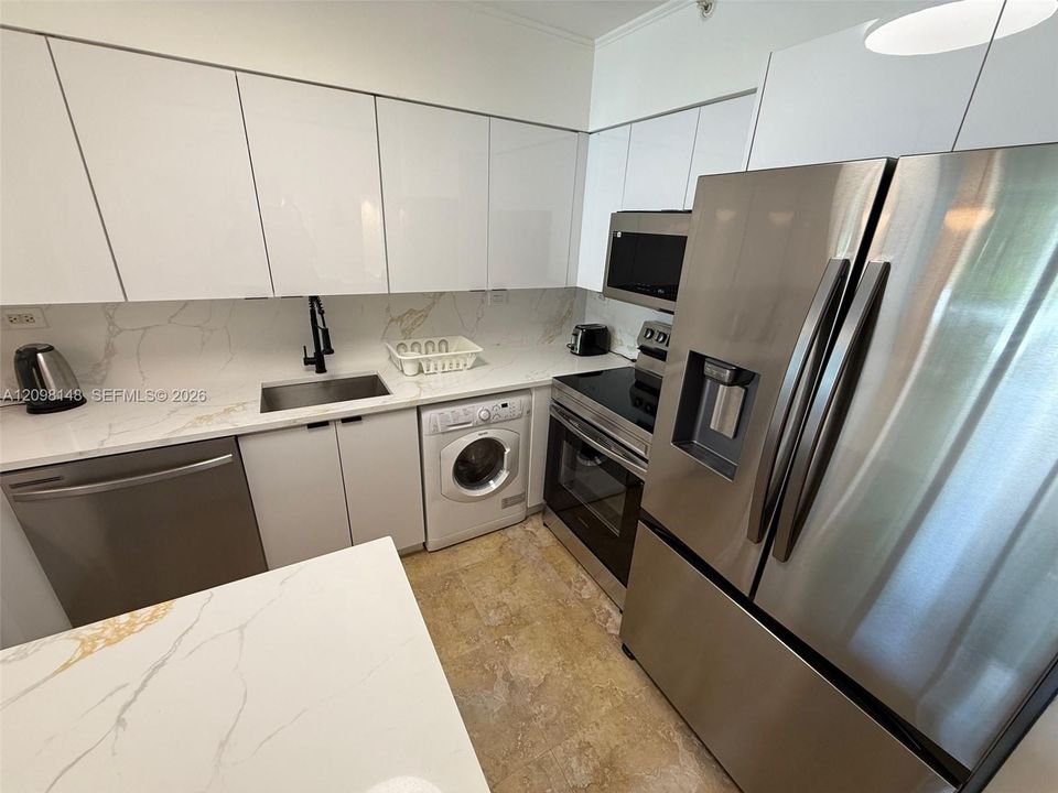For Sale: $690,000 (2 beds, 2 baths, 1081 Square Feet)