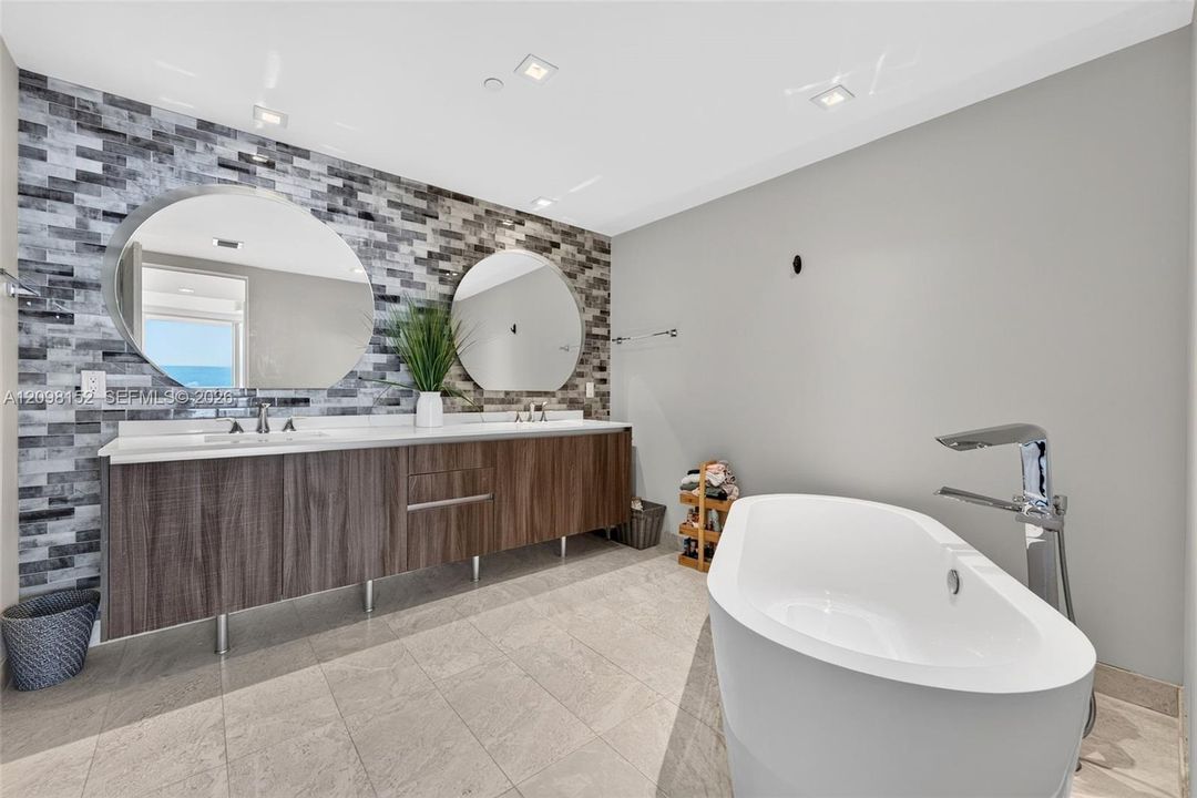 For Rent: $18,000 (3 beds, 4 baths, 2018 Square Feet)