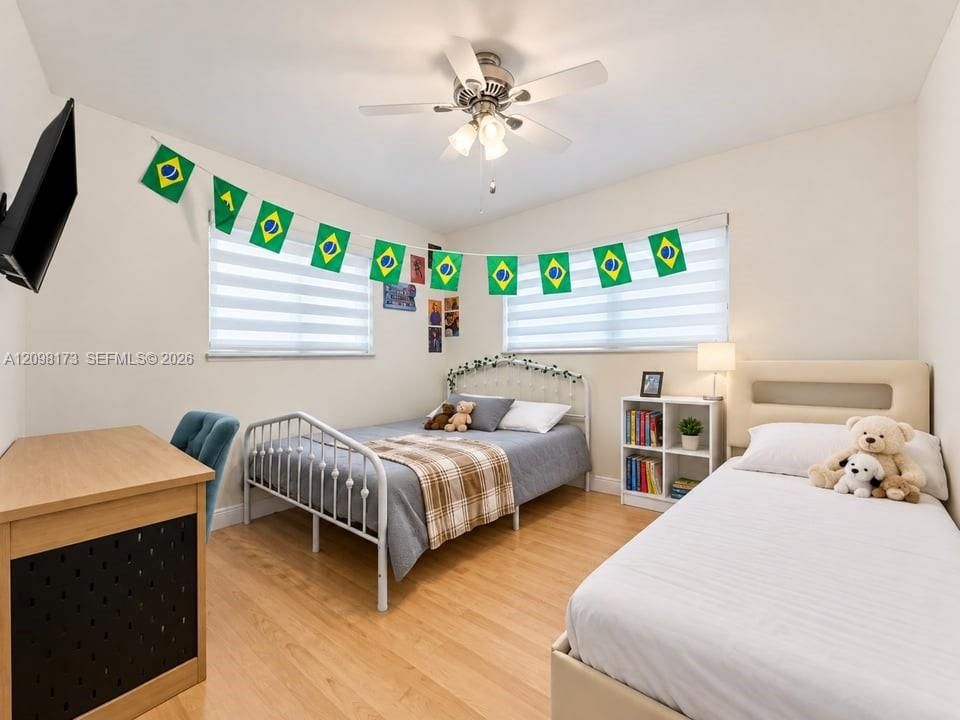 For Sale: $979,000 (3 beds, 2 baths, 1599 Square Feet)