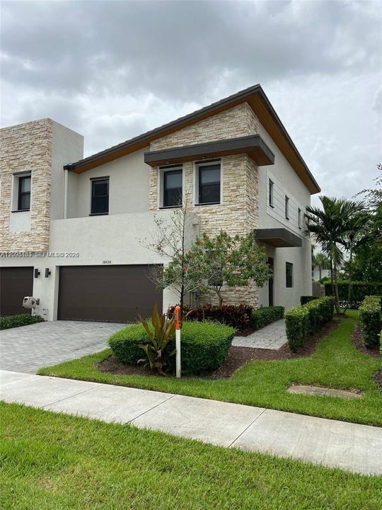 For Sale: $840,000 (3 beds, 2 baths, 2100 Square Feet)