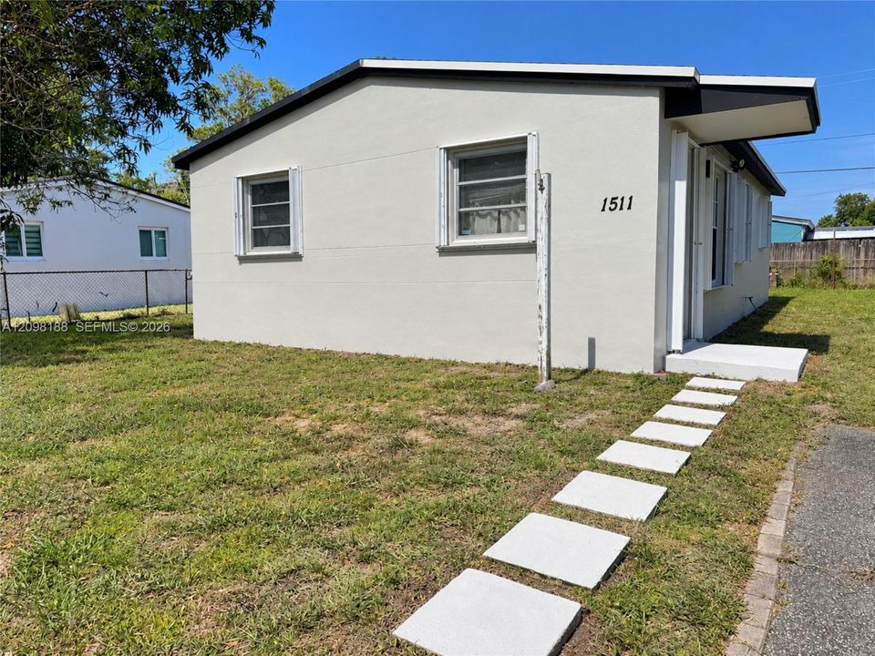 For Rent: $2,650 (3 beds, 1 baths, 920 Square Feet)