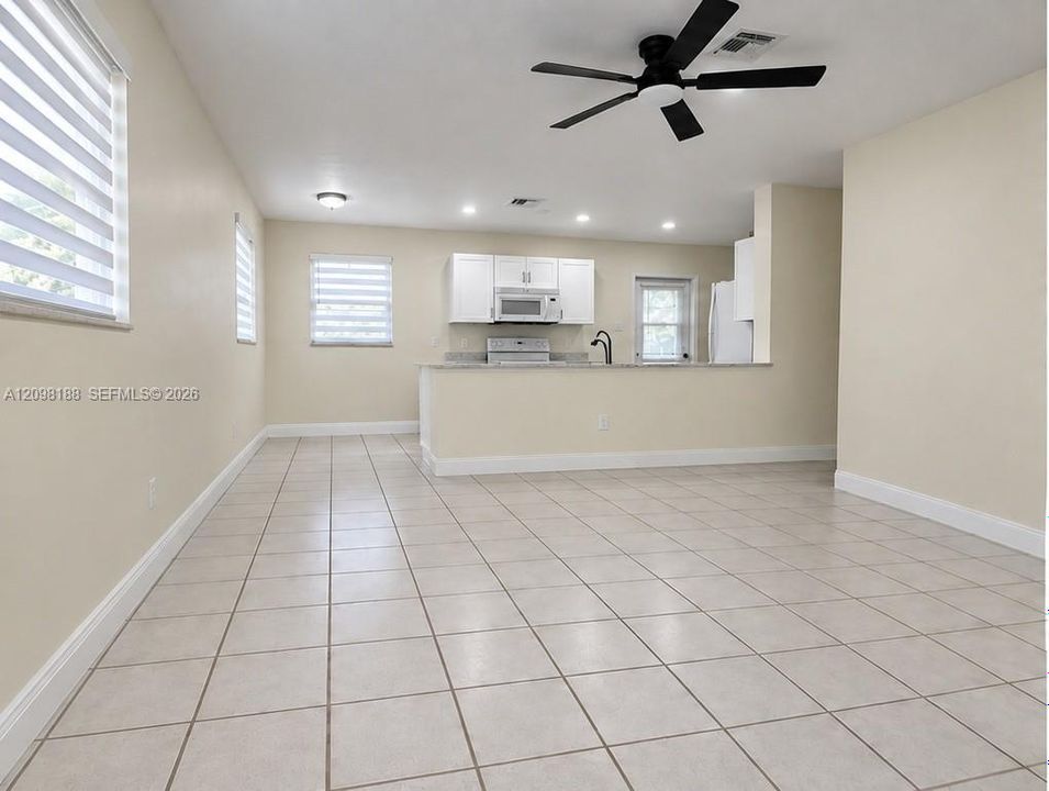 For Rent: $2,650 (3 beds, 1 baths, 920 Square Feet)