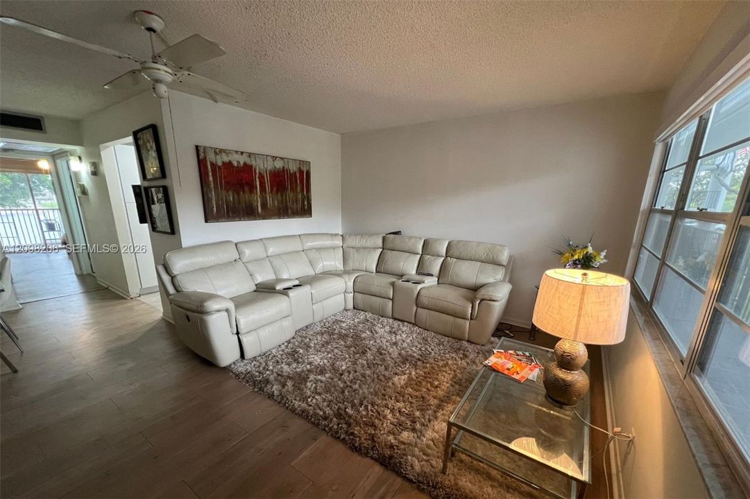 For Sale: $120,000 (1 beds, 1 baths, 585 Square Feet)