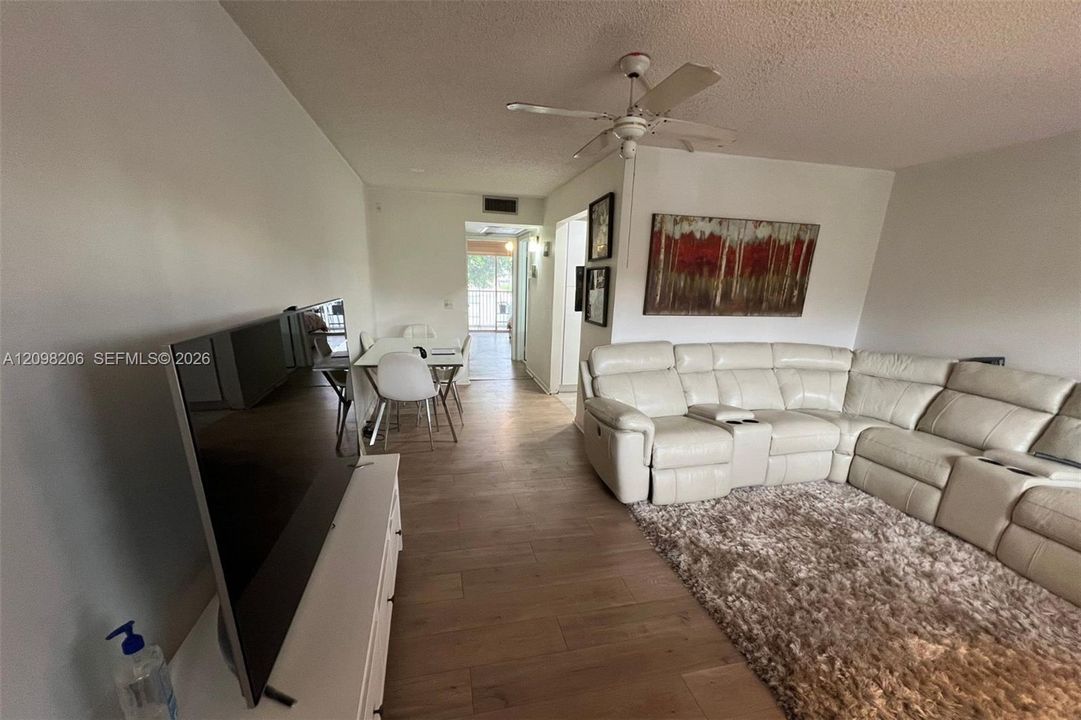 For Sale: $120,000 (1 beds, 1 baths, 585 Square Feet)