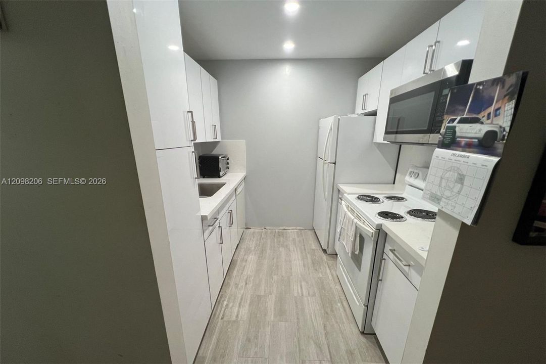 For Sale: $120,000 (1 beds, 1 baths, 585 Square Feet)