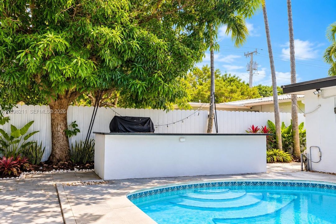 En Venta: $749,000 (4 camas, 3 baños, 1374 Pies cuadrados)