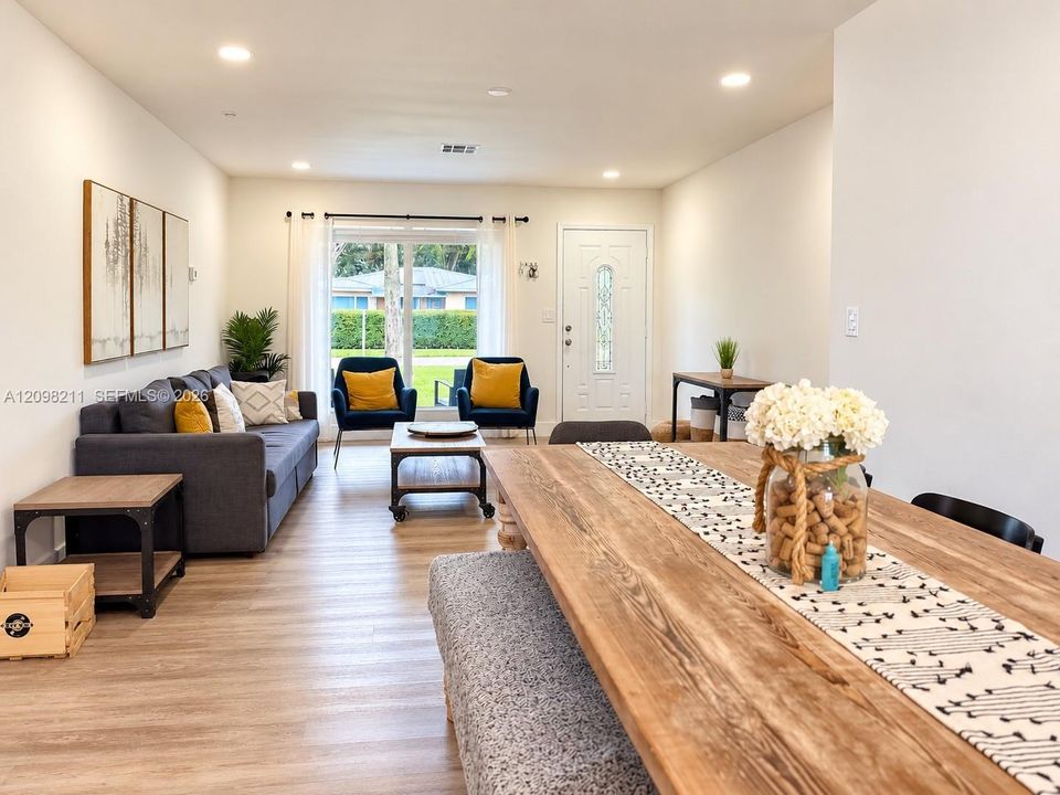 En Venta: $749,000 (4 camas, 3 baños, 1374 Pies cuadrados)