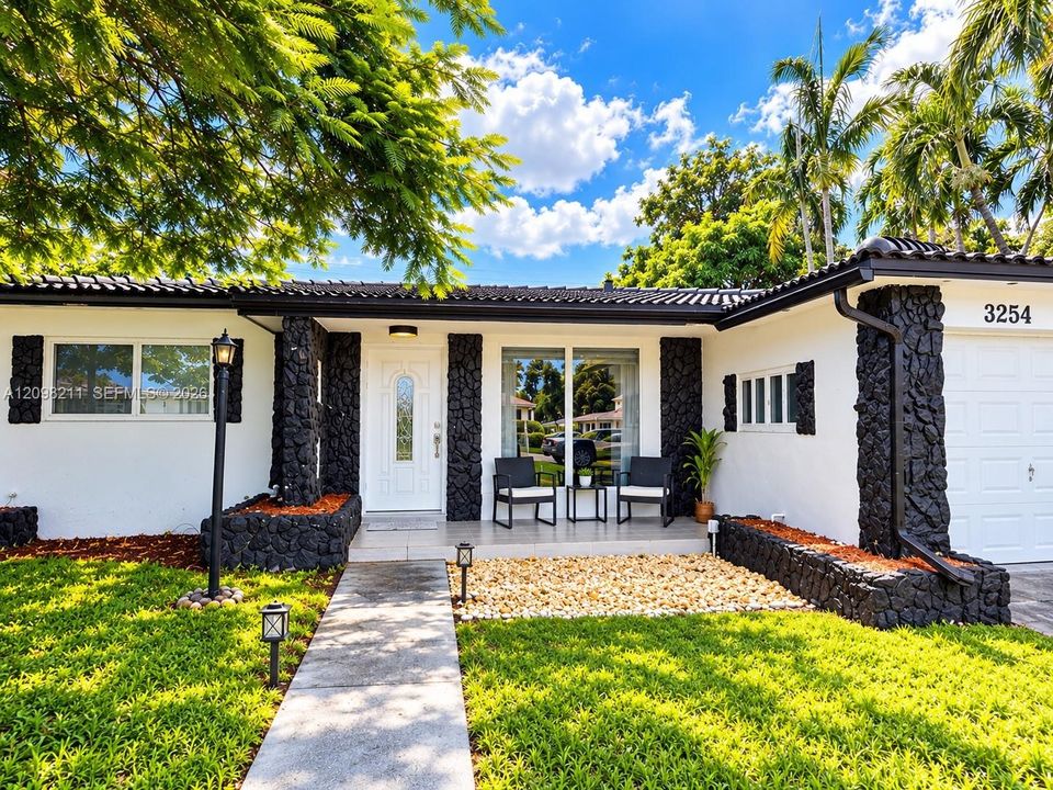 En Venta: $749,000 (4 camas, 3 baños, 1374 Pies cuadrados)