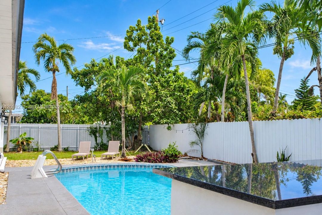 En Venta: $749,000 (4 camas, 3 baños, 1374 Pies cuadrados)