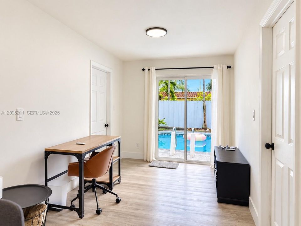 En Venta: $749,000 (4 camas, 3 baños, 1374 Pies cuadrados)