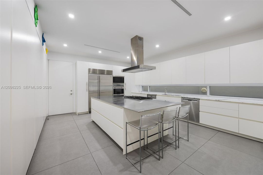 For Sale: $3,998,000 (4 beds, 4 baths, 4444 Square Feet)