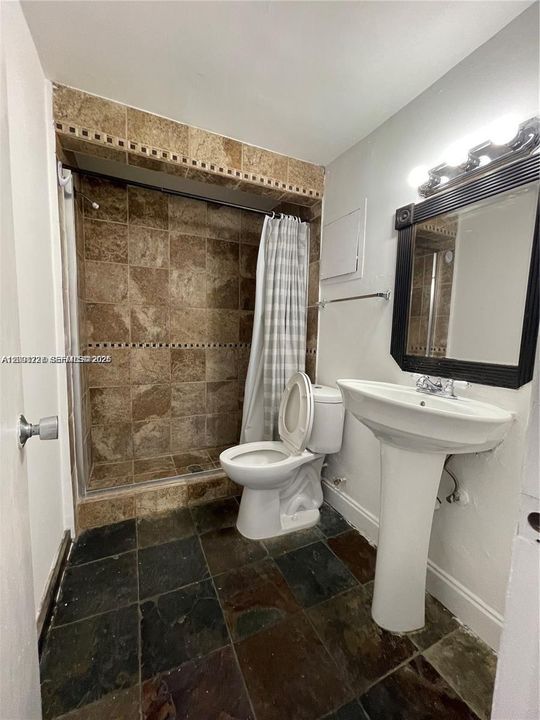 For Rent: $2,100 (2 beds, 1 baths, 865 Square Feet)
