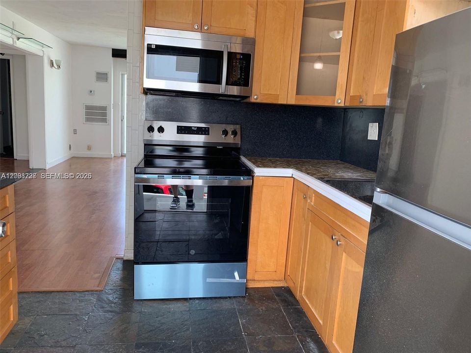 For Rent: $2,100 (2 beds, 1 baths, 865 Square Feet)