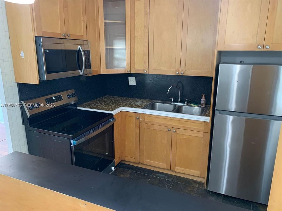 For Rent: $2,100 (2 beds, 1 baths, 865 Square Feet)