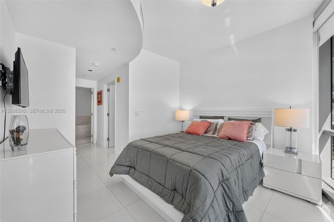 For Sale: $1,270,000 (1 beds, 1 baths, 858 Square Feet)