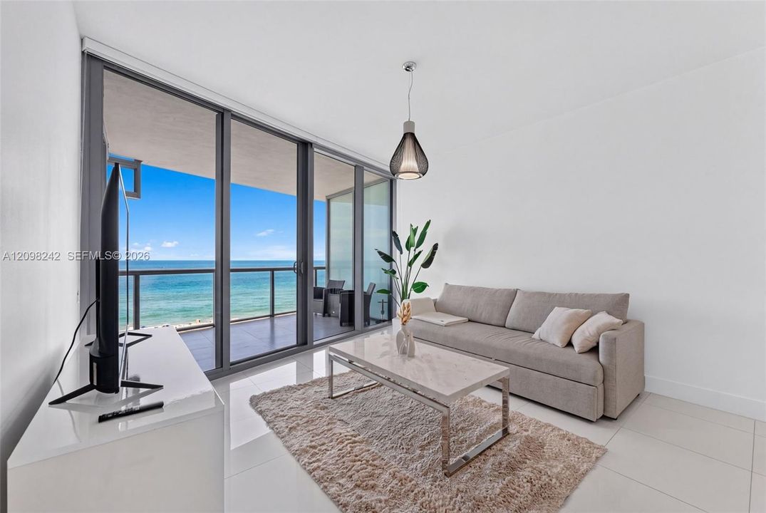 For Sale: $1,270,000 (1 beds, 1 baths, 858 Square Feet)