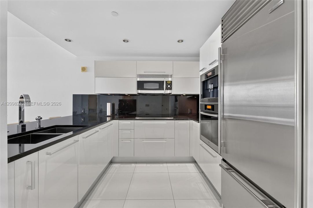 For Sale: $1,270,000 (1 beds, 1 baths, 858 Square Feet)