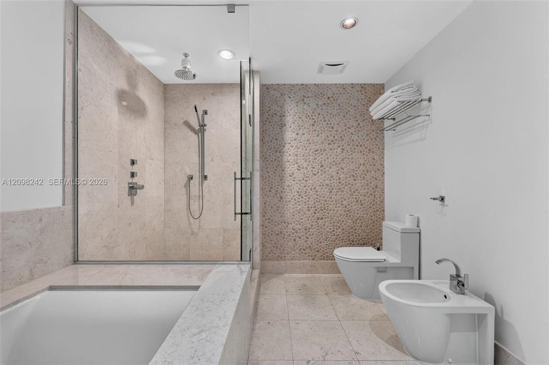 For Sale: $1,270,000 (1 beds, 1 baths, 858 Square Feet)