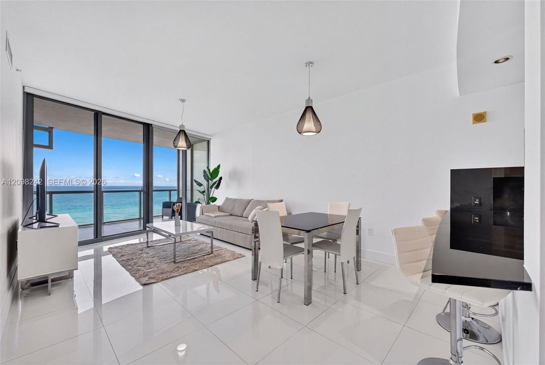 For Sale: $1,270,000 (1 beds, 1 baths, 858 Square Feet)