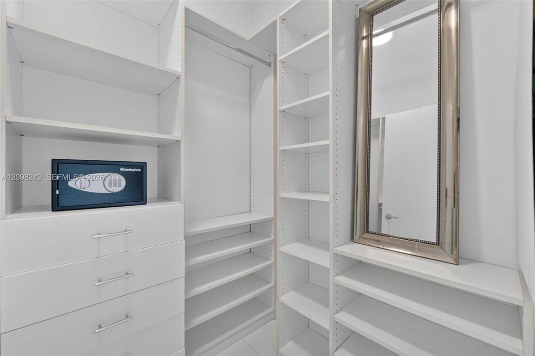 For Sale: $1,270,000 (1 beds, 1 baths, 858 Square Feet)