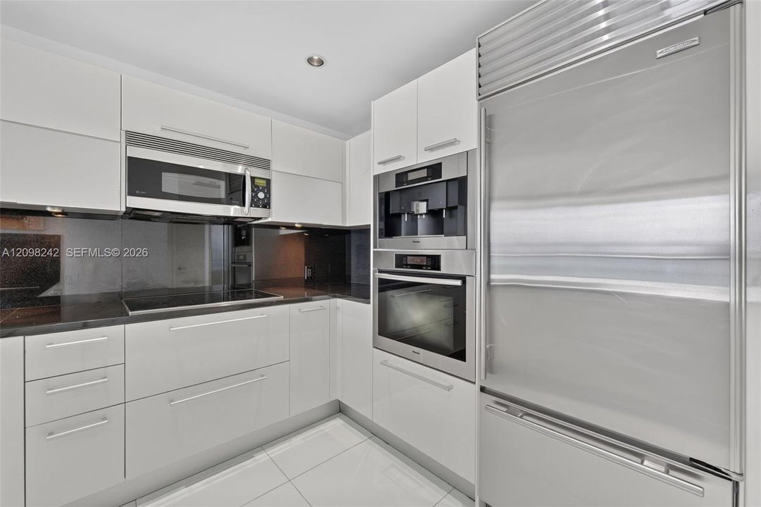 For Sale: $1,270,000 (1 beds, 1 baths, 858 Square Feet)