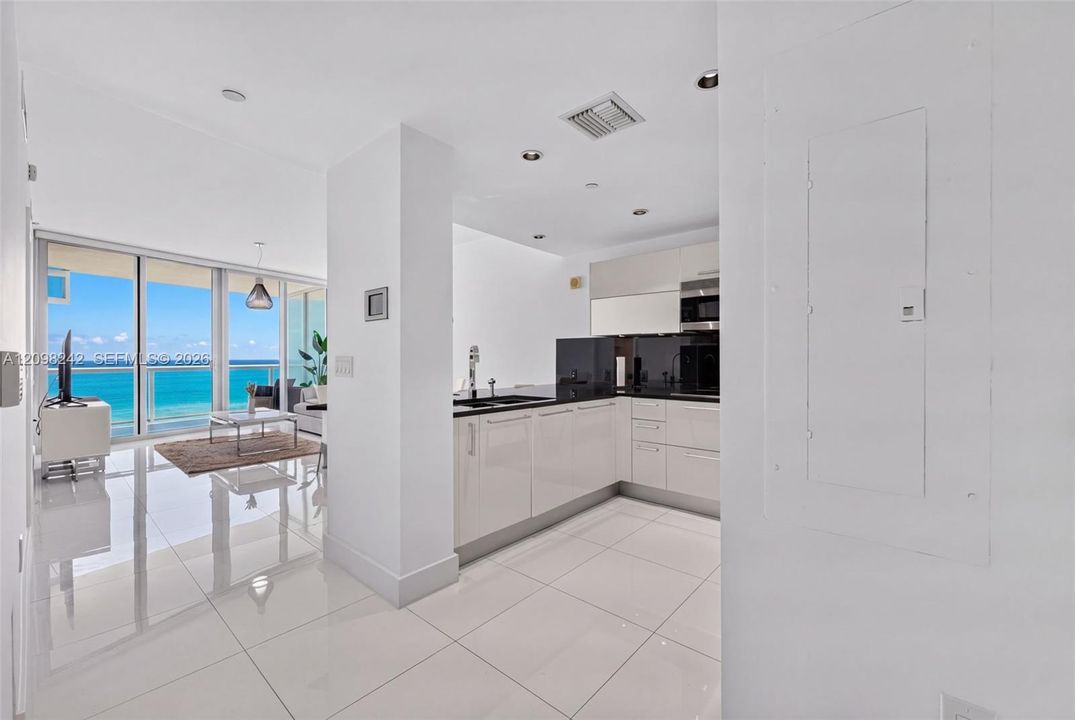For Sale: $1,270,000 (1 beds, 1 baths, 858 Square Feet)