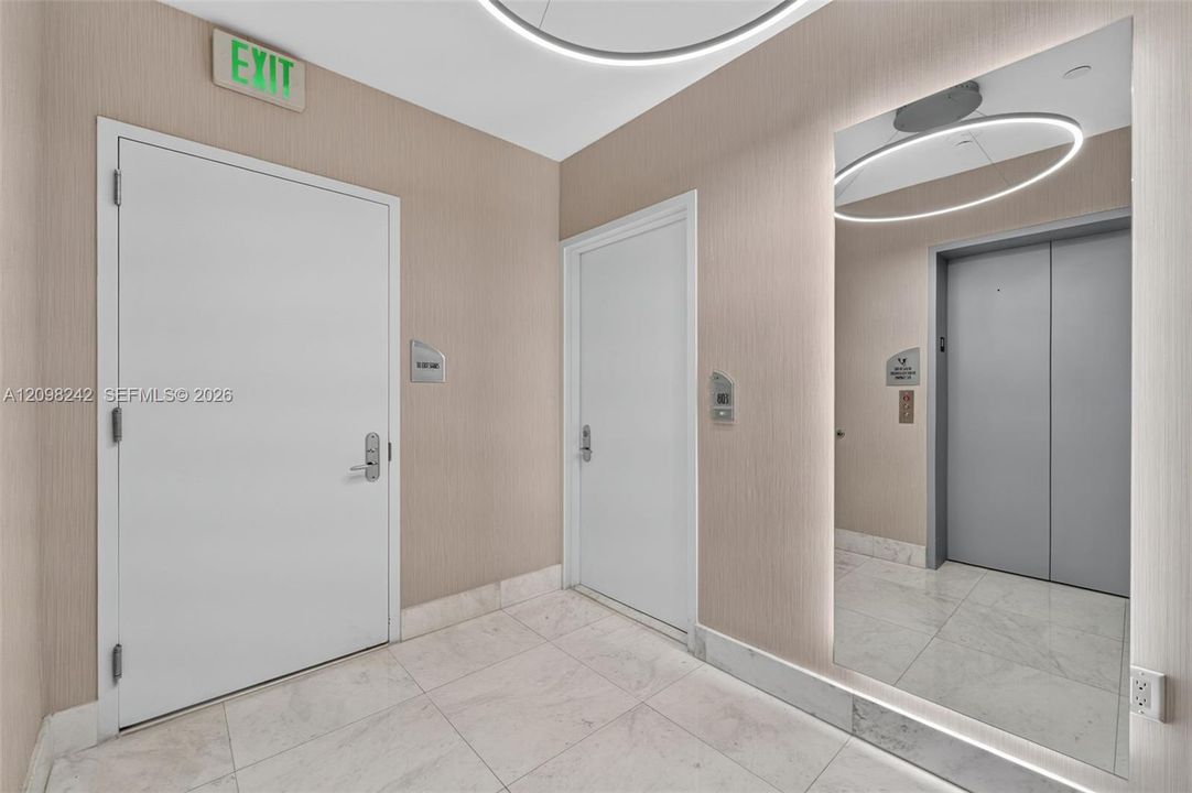 For Sale: $1,270,000 (1 beds, 1 baths, 858 Square Feet)