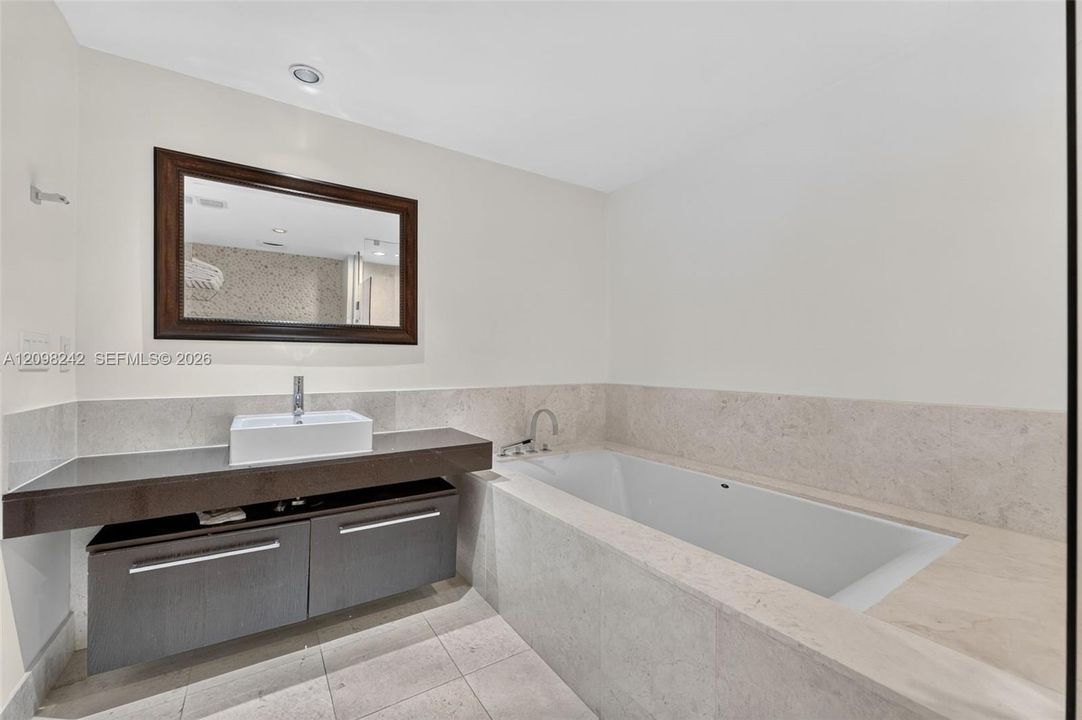 For Sale: $1,270,000 (1 beds, 1 baths, 858 Square Feet)