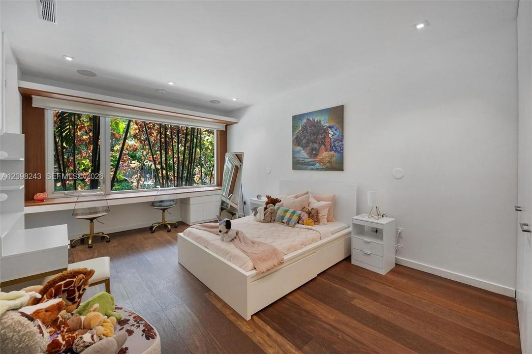 For Sale: $8,000,000 (6 beds, 5 baths, 5305 Square Feet)