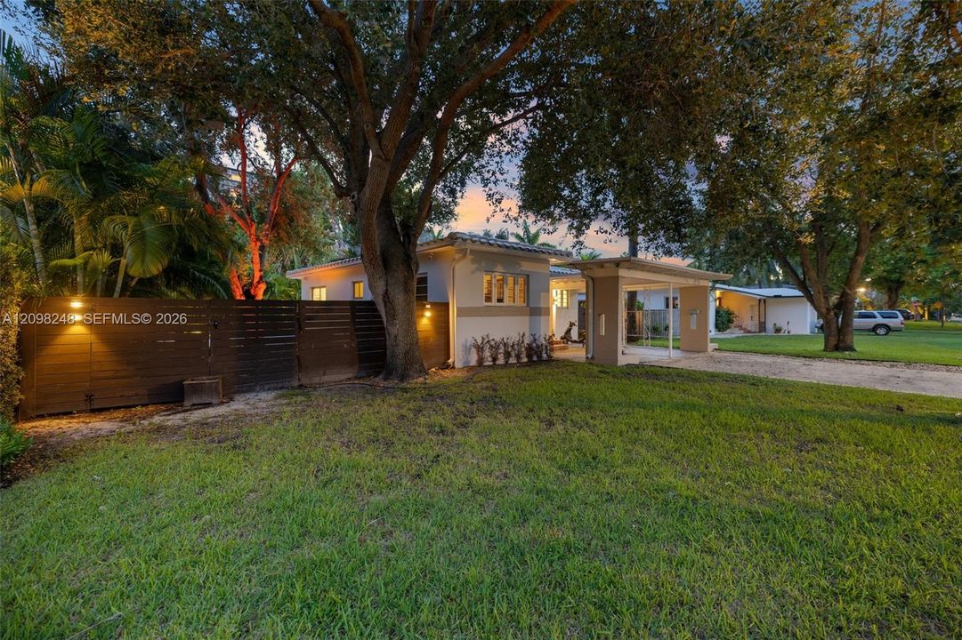 For Sale: $1,199,000 (2 beds, 2 baths, 1053 Square Feet)