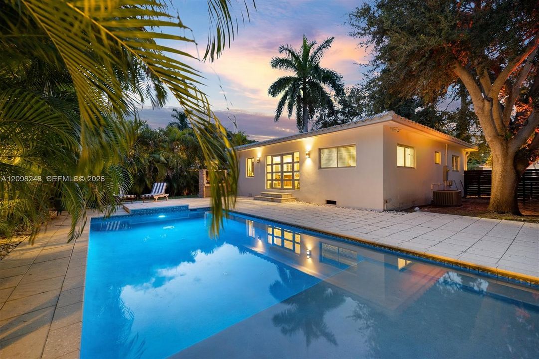 For Sale: $1,199,000 (2 beds, 2 baths, 1053 Square Feet)