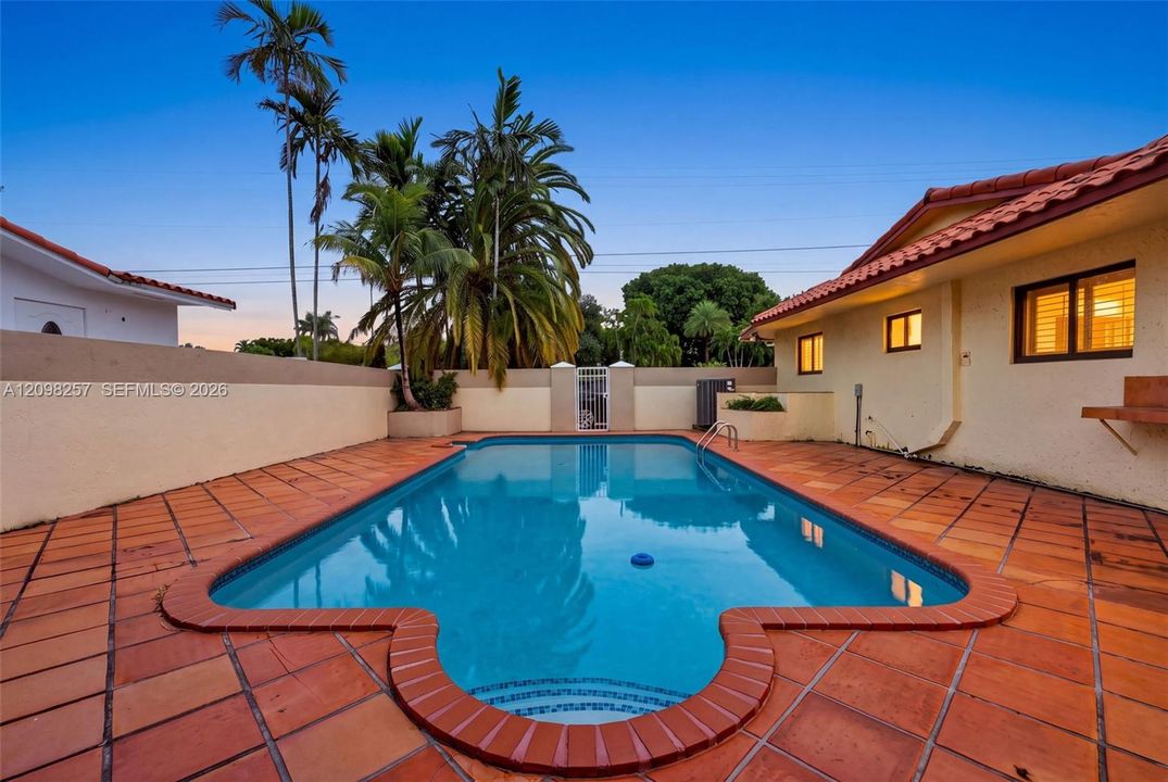 For Sale: $1,500,000 (6 beds, 4 baths, 3688 Square Feet)