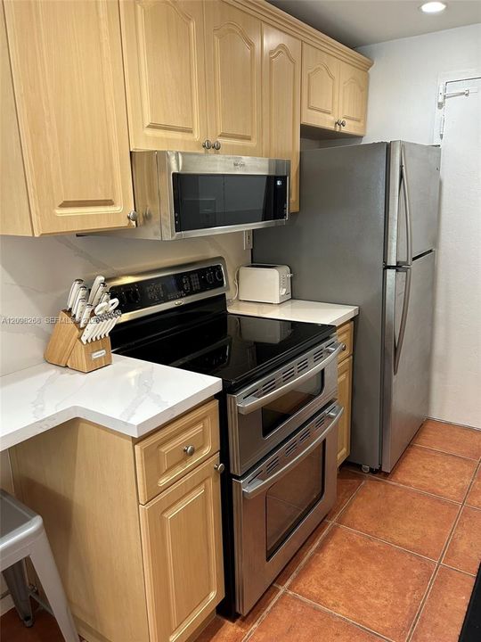 For Rent: $3,100 (1 beds, 1 baths, 980 Square Feet)
