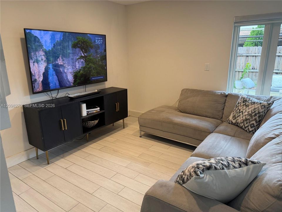 For Rent: $3,350 (3 beds, 2 baths, 1644 Square Feet)