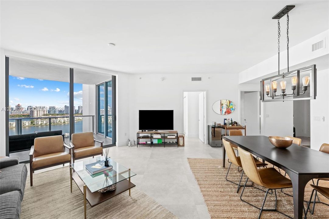 For Sale: $1,175,000 (2 beds, 2 baths, 1459 Square Feet)