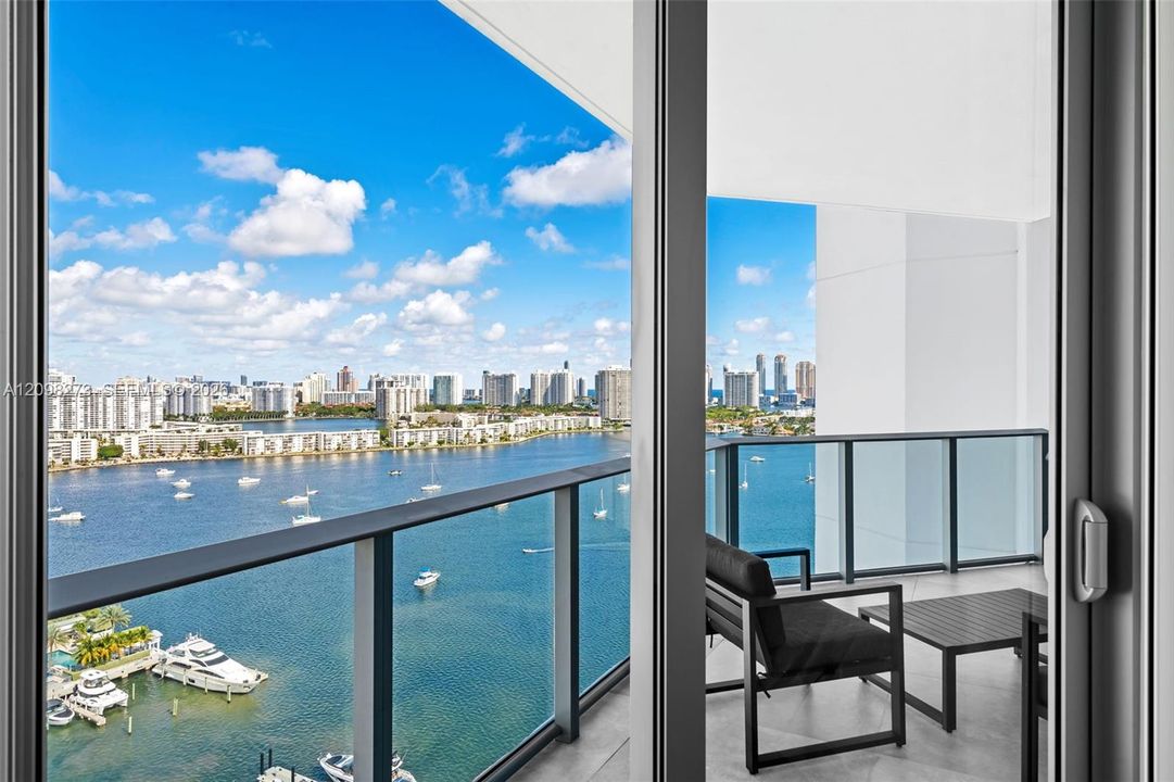 For Sale: $1,175,000 (2 beds, 2 baths, 1459 Square Feet)