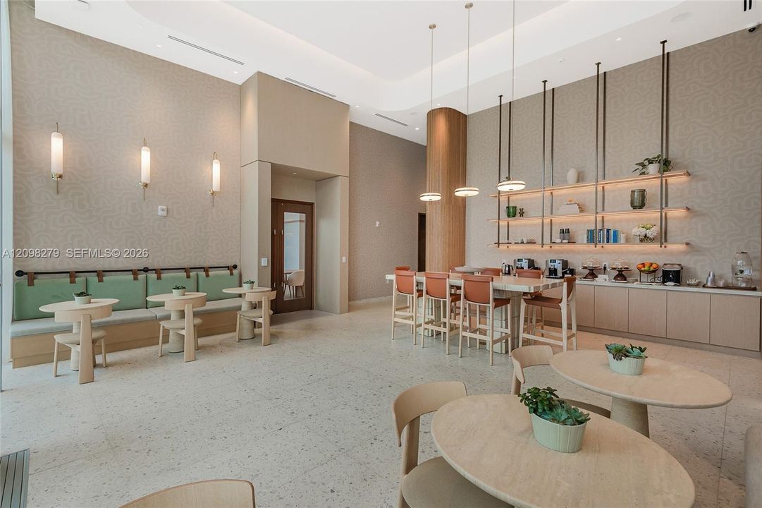 出租: $5,900 (1 贝兹, 1 浴室, 962 平方英尺)