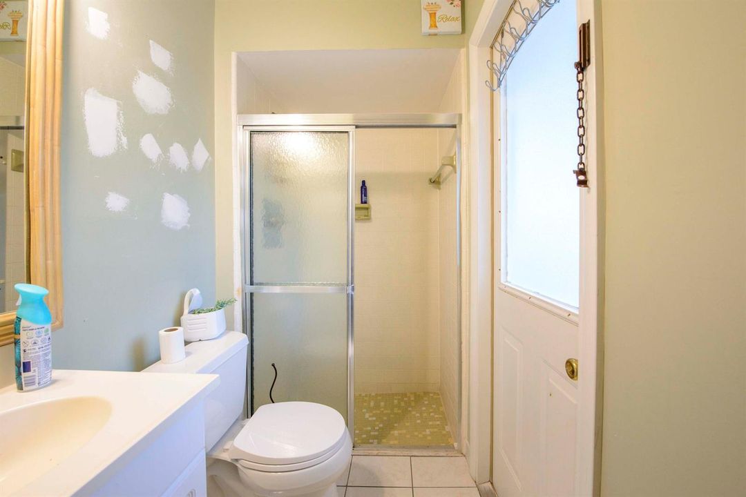 06- 1st Bathroom (1)