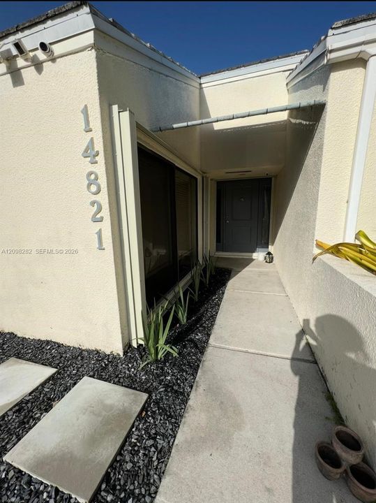For Rent: $2,200 (1 beds, 1 baths, 891 Square Feet)