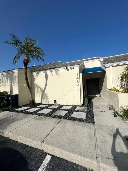 For Rent: $2,200 (1 beds, 1 baths, 891 Square Feet)