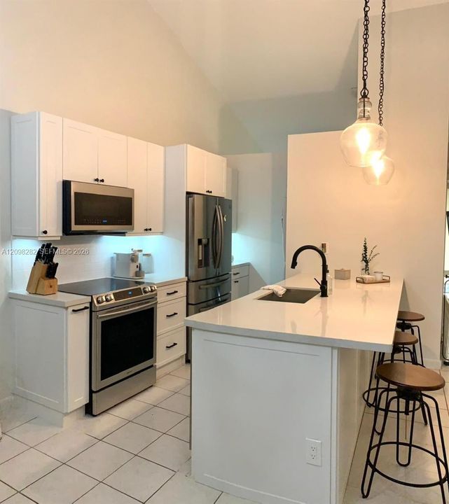 For Rent: $2,200 (1 beds, 1 baths, 891 Square Feet)