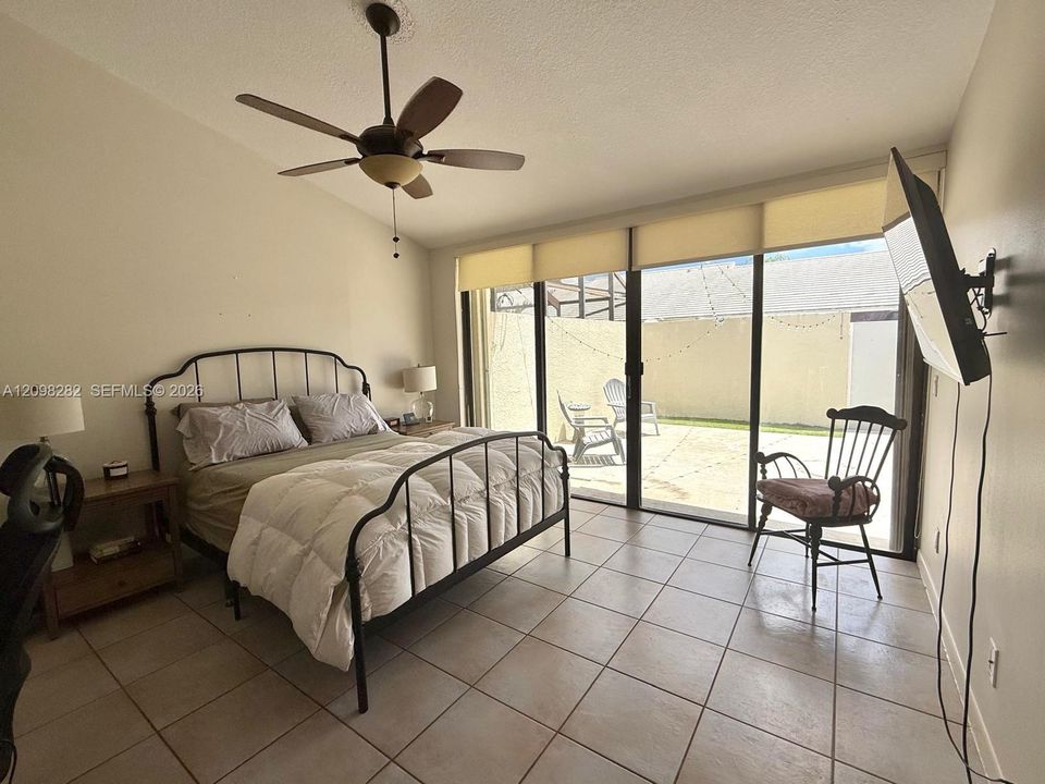 For Rent: $2,200 (1 beds, 1 baths, 891 Square Feet)