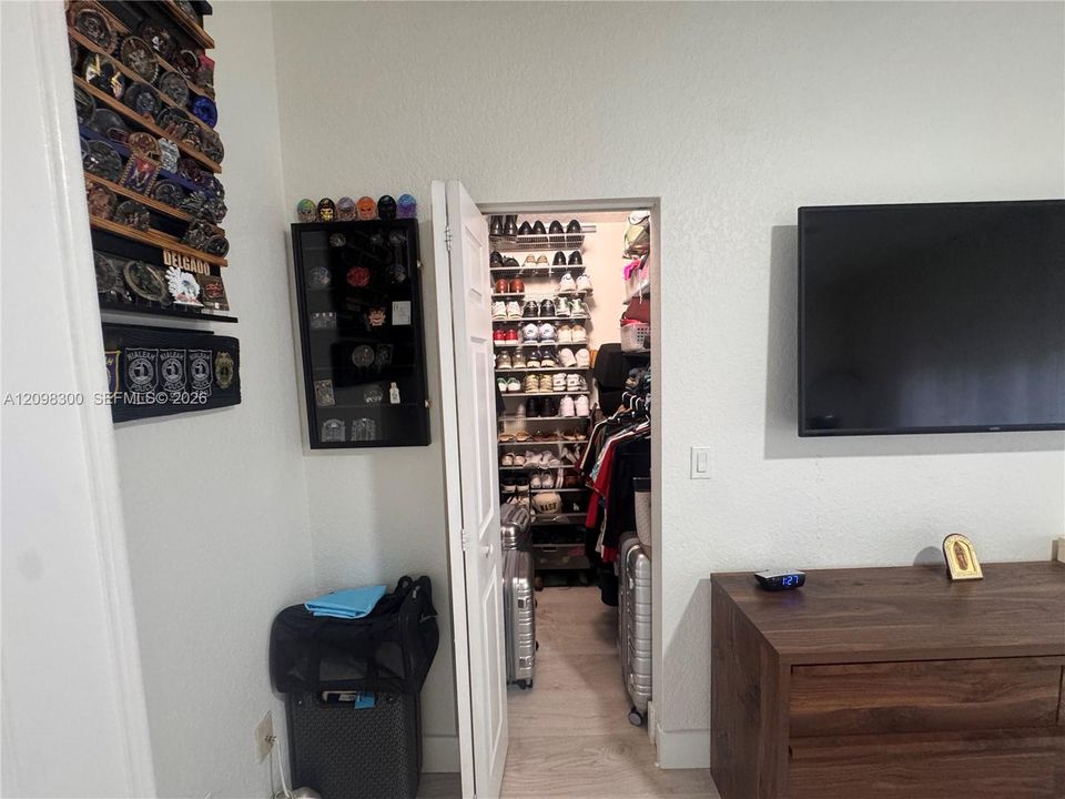 For Rent: $3,000 (2 beds, 2 baths, 1450 Square Feet)
