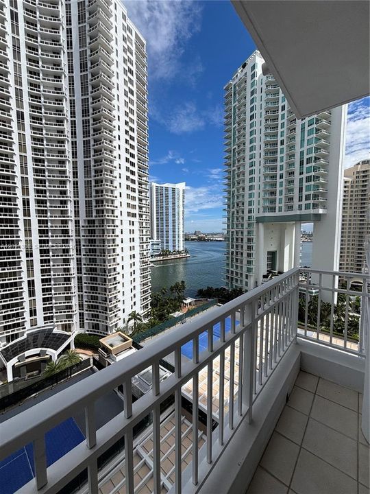 For Rent: $3,550 (1 beds, 1 baths, 863 Square Feet)