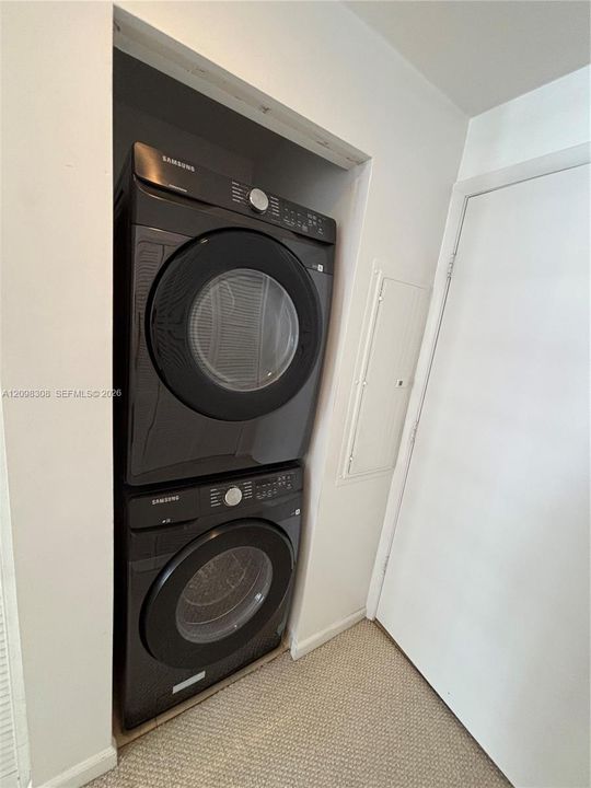 For Rent: $3,550 (1 beds, 1 baths, 863 Square Feet)