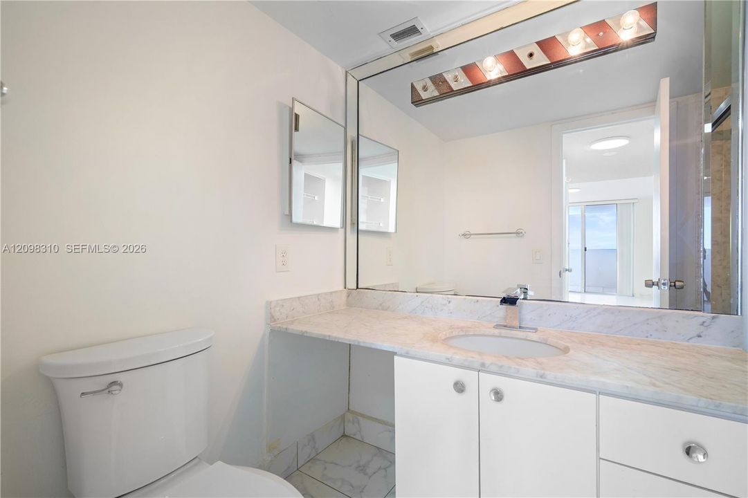 For Sale: $220,000 (1 beds, 2 baths, 870 Square Feet)